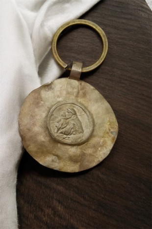 Llavero rústico de San Antonio en latón. Hecho artesanalmente en España por Sandra Bellew.