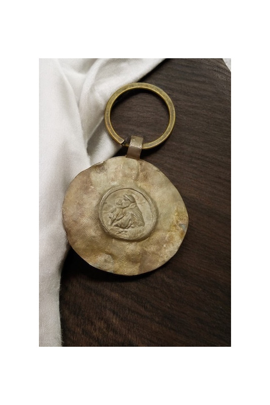 Llavero rústico de San Antonio en latón. Hecho artesanalmente en España por Sandra Bellew.