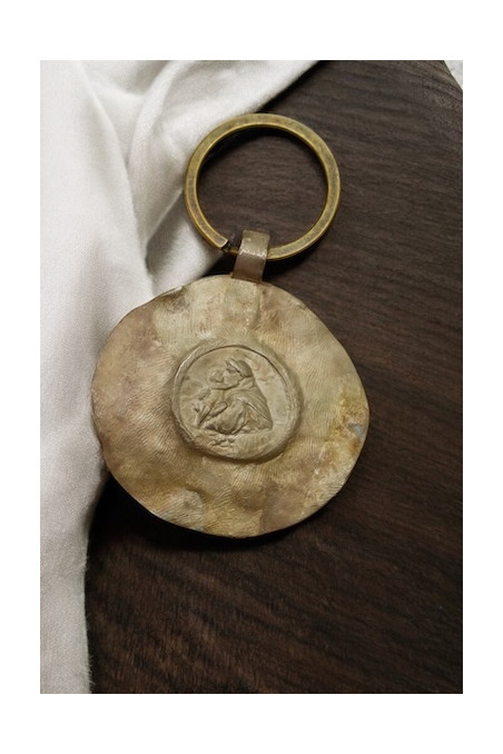 Llavero rústico de San Antonio en latón. Hecho artesanalmente en España por Sandra Bellew.