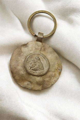 Llavero rústico de San Antonio en latón. Hecho artesanalmente en España por Sandra Bellew.