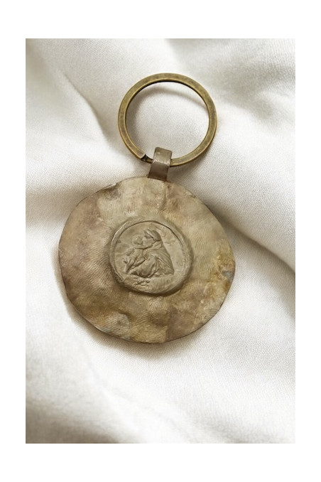 Llavero rústico de San Antonio en latón. Hecho artesanalmente en España por Sandra Bellew.