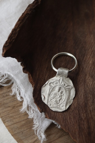 Llavero rústico de la Virgen del Carmen en plata. Hecho artesanalmente en España por Sandra Bellew.