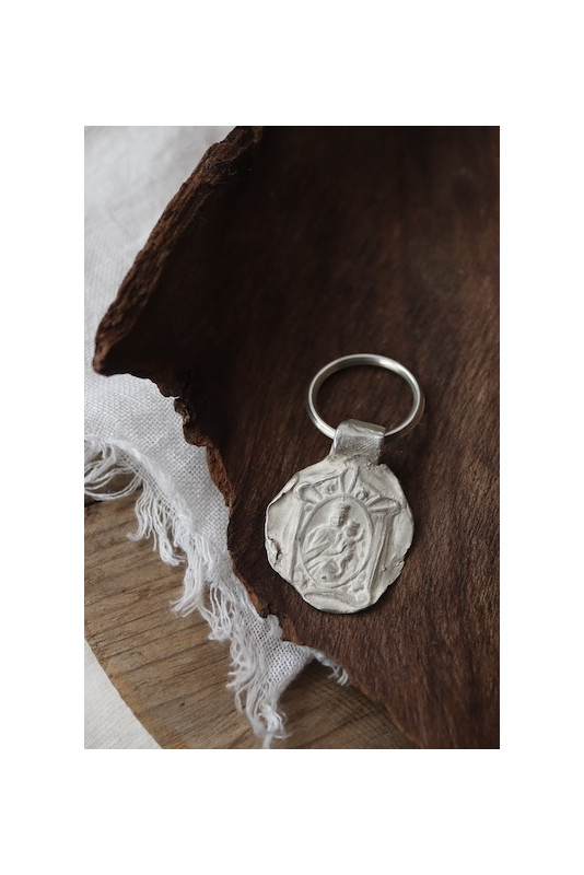 Llavero rústico de la Virgen del Carmen en plata. Hecho artesanalmente en España por Sandra Bellew.