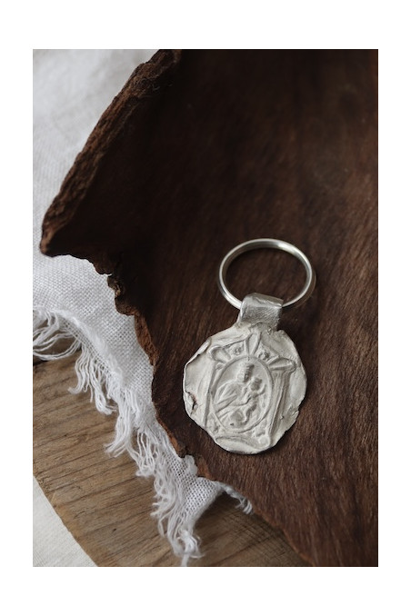 Llavero rústico de la Virgen del Carmen en plata. Hecho artesanalmente en España por Sandra Bellew.