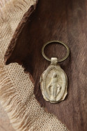 Llavero rústico de la Virgen Milagrosa en latón. Hecho artesanalmente en España por Sandra Bellew.