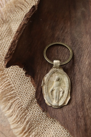 Llavero rústico de la Virgen Milagrosa en latón. Hecho artesanalmente en España por Sandra Bellew.