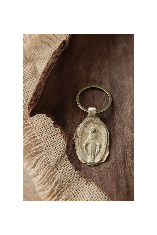 Llavero rústico de la Virgen Milagrosa en latón. Hecho artesanalmente en España por Sandra Bellew.