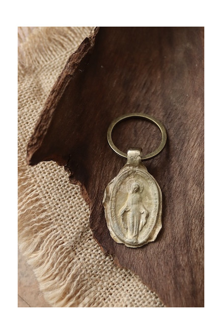 Llavero rústico de la Virgen Milagrosa en latón. Hecho artesanalmente en España por Sandra Bellew.