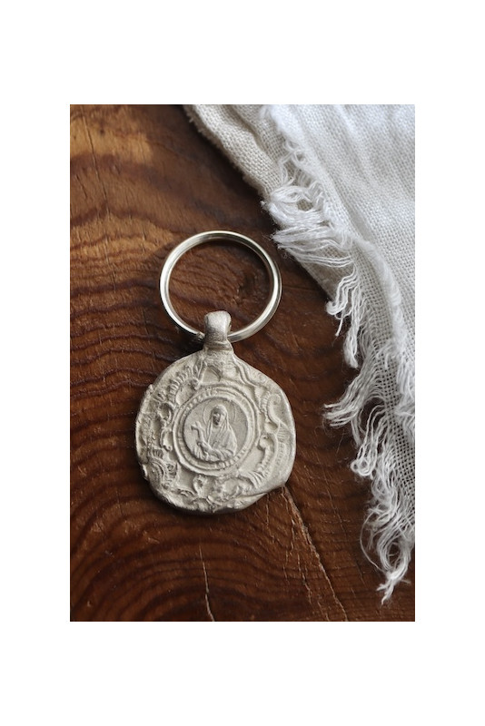 Llavero rústico de Santa Elena en plata. Hecho artesanalmente en España por Sandra Bellew.