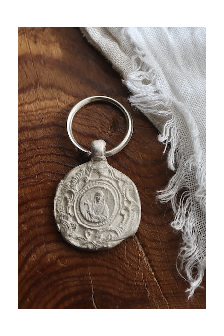 Llavero rústico de Santa Elena en plata. Hecho artesanalmente en España por Sandra Bellew.