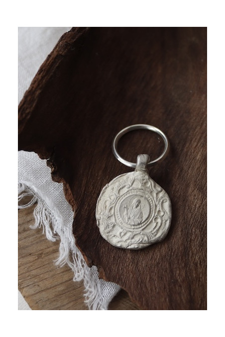 Llavero rústico de Santa Elena en plata. Hecho artesanalmente en España por Sandra Bellew.