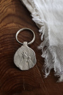 Llavero rústico de la Virgen de Gracia en plata. Hecho artesanalmente en España por Sandra Bellew.