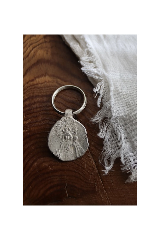Llavero rústico de la Virgen de Gracia en plata. Hecho artesanalmente en España por Sandra Bellew.