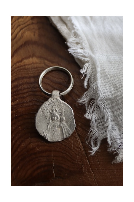 Llavero rústico de la Virgen de Gracia en plata. Hecho artesanalmente en España por Sandra Bellew.