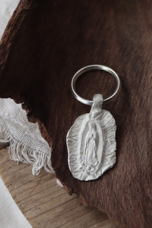 Llavero rústico de la Virgen Guadalupana en plata. Hecho artesanalmente en España por Sandra Bellew.
