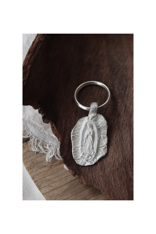 Llavero rústico de la Virgen Guadalupana en plata. Hecho artesanalmente en España por Sandra Bellew.