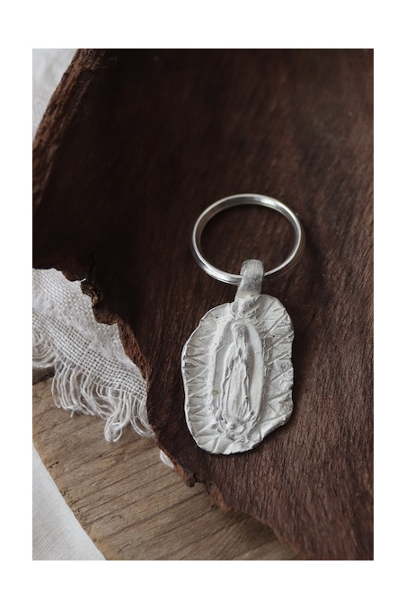 Llavero rústico de la Virgen Guadalupana en plata. Hecho artesanalmente en España por Sandra Bellew.