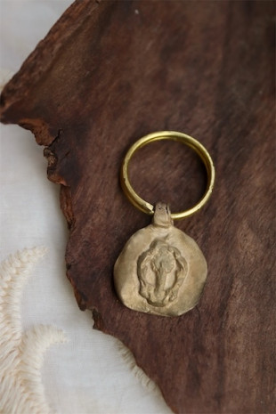 Llavero rústico de la Virgen del Pilar en latón. Hecho artesanalmente en España por Sandra Bellew.