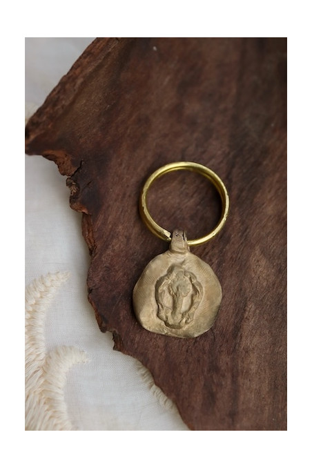 Llavero rústico de la Virgen del Pilar en latón. Hecho artesanalmente en España por Sandra Bellew.