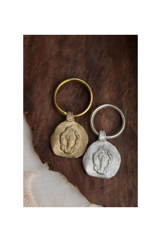 Llavero rústico de la Virgen del Pilar en latón y en plata. Hecho artesanalmente en España por Sandra Bellew.