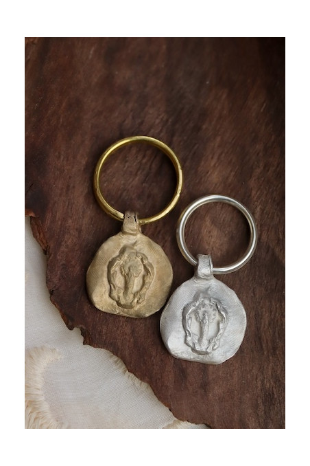 Llavero rústico de la Virgen del Pilar en latón y en plata. Hecho artesanalmente en España por Sandra Bellew.