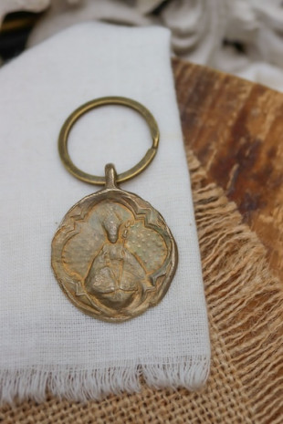 Llavero rústico de San Fermín en latón. Hecho artesanalmente en España por Sandra Bellew.