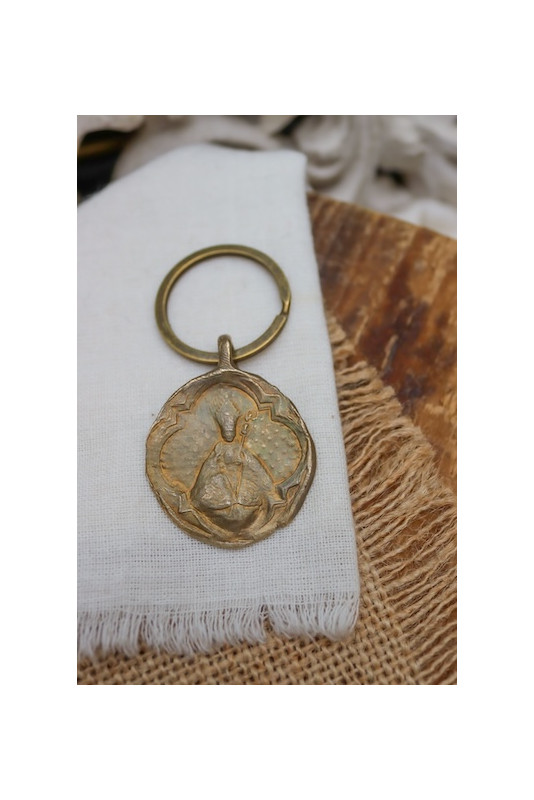 Llavero rústico de San Fermín en latón. Hecho artesanalmente en España por Sandra Bellew.