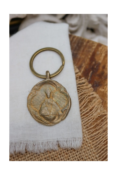 Llavero rústico de San Fermín en latón. Hecho artesanalmente en España por Sandra Bellew.