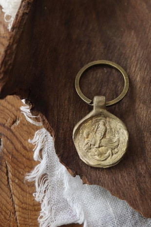 Llavero rústico de San Jorge en latón. Hecho artesanalmente en España por Sandra Bellew.