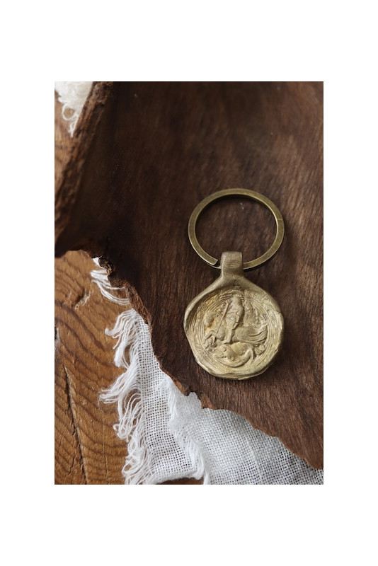 Llavero rústico de San Jorge en latón. Hecho artesanalmente en España por Sandra Bellew.