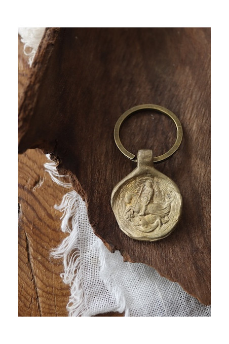 Llavero rústico de San Jorge en latón. Hecho artesanalmente en España por Sandra Bellew.