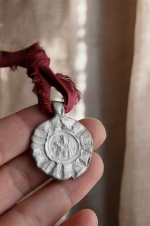 Medalla rústica de la Virgen de la Candelaria en plata. Hecha artesanalmente en España por Sandra Bellew.