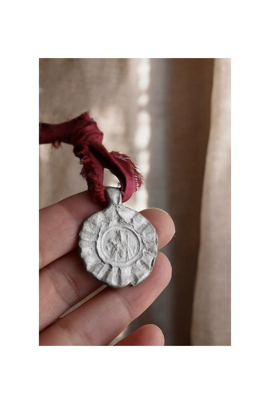 Medalla rústica de la Virgen de la Candelaria en plata. Hecha artesanalmente en España por Sandra Bellew.