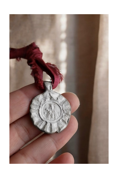 Medalla rústica de la Virgen de la Candelaria en plata. Hecha artesanalmente en España por Sandra Bellew.