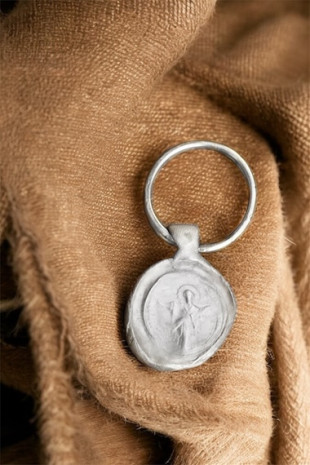 Llavero rústico de San Pancracio en plata. Hecho artesanalmente en España por Sandra Bellew.