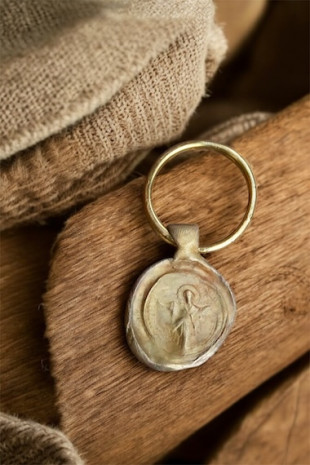 Llavero rústico de San Pancracio en latón. Hecho artesanalmente en España por Sandra Bellew.