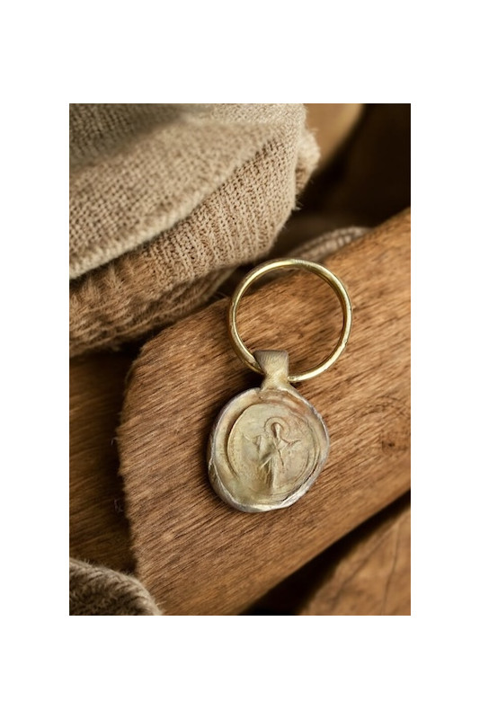 Llavero rústico de San Pancracio en latón. Hecho artesanalmente en España por Sandra Bellew.