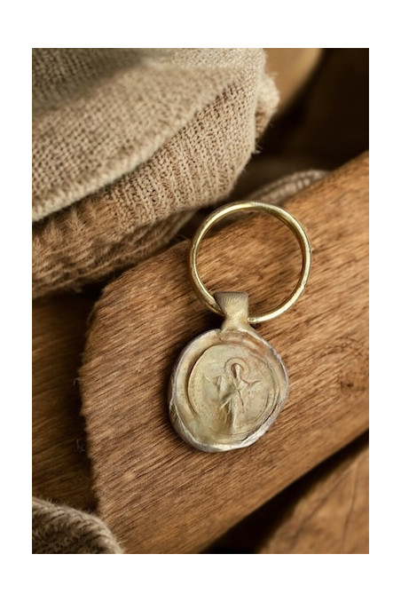 Llavero rústico de San Pancracio en latón. Hecho artesanalmente en España por Sandra Bellew.