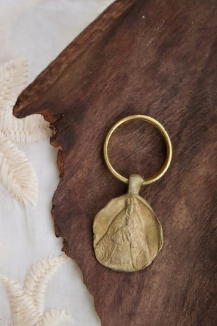 Llavero rústico de la Virgen de los Reyes en latón. Hecho artesanalmente en España por Sandra Bellew.