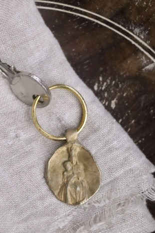Llavero rústico de la Virgen de Pompeya en latón. Hecho artesanalmente en España por Sandra Bellew.