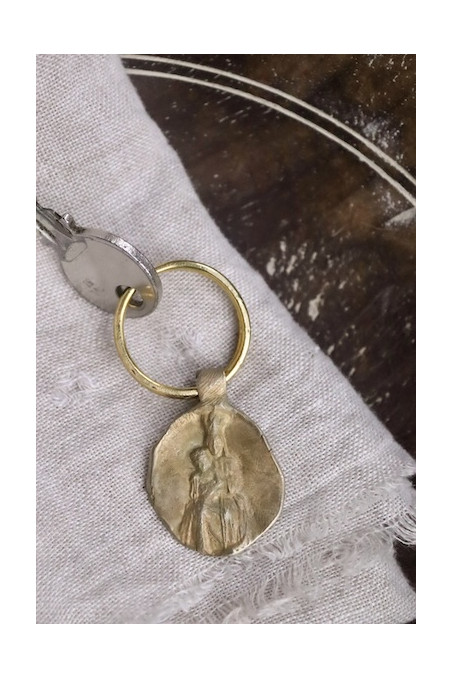 Llavero rústico de la Virgen de Pompeya en latón. Hecho artesanalmente en España por Sandra Bellew.