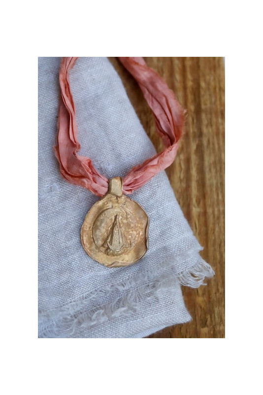 Medalla rústica de la Virgen del Juncal en latón. Hecha artesanalmente en España por Sandra Bellew.