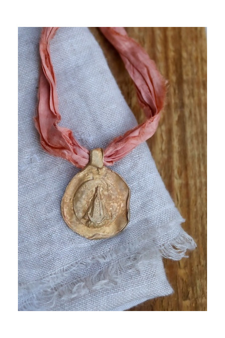 Medalla rústica de la Virgen del Juncal en latón. Hecha artesanalmente en España por Sandra Bellew.