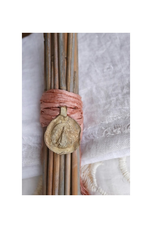 Medalla rústica de la Virgen del Juncal para ramo de novia en latón. Hecha artesanalmente en España por Sandra Bellew.