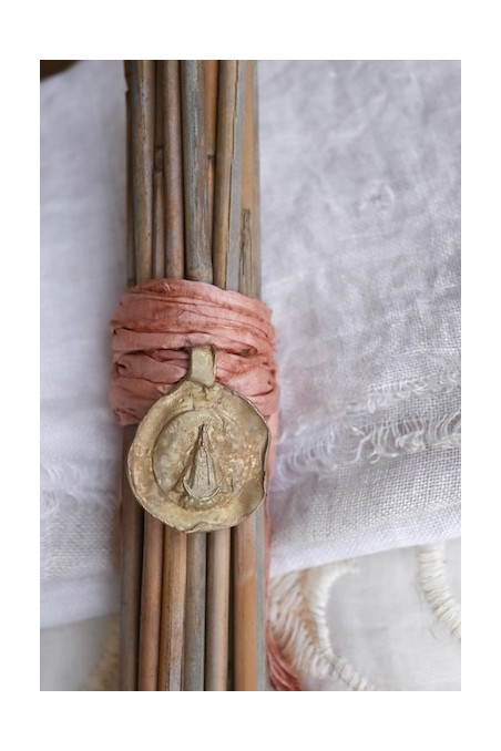 Medalla rústica de la Virgen del Juncal para ramo de novia en latón. Hecha artesanalmente en España por Sandra Bellew.