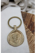 Llavero rústico con imagen de moneda romana en latón. Hecho artesanalmente en España por Sandra Bellew.
