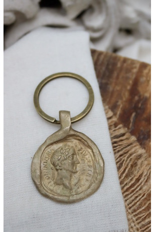 Llavero rústico con imagen de moneda romana en latón. Hecho artesanalmente en España por Sandra Bellew.