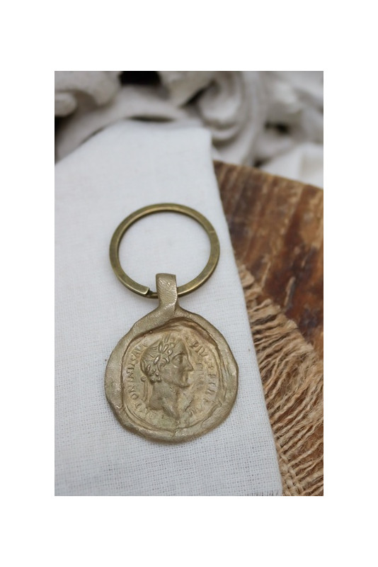 Llavero rústico con imagen de moneda romana en latón. Hecho artesanalmente en España por Sandra Bellew.