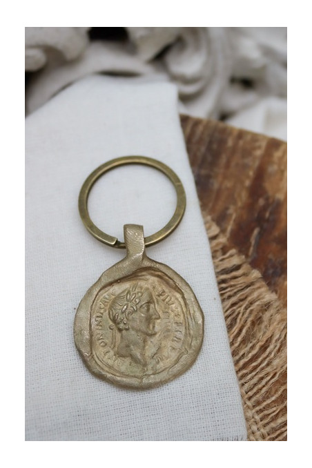 Llavero rústico con imagen de moneda romana en latón. Hecho artesanalmente en España por Sandra Bellew.