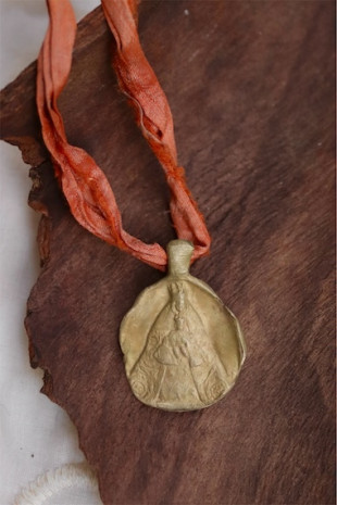 Medalla rústica de la Virgen de los Reyes en latón. Hecha artesanalmente en España por Sandra Bellew.